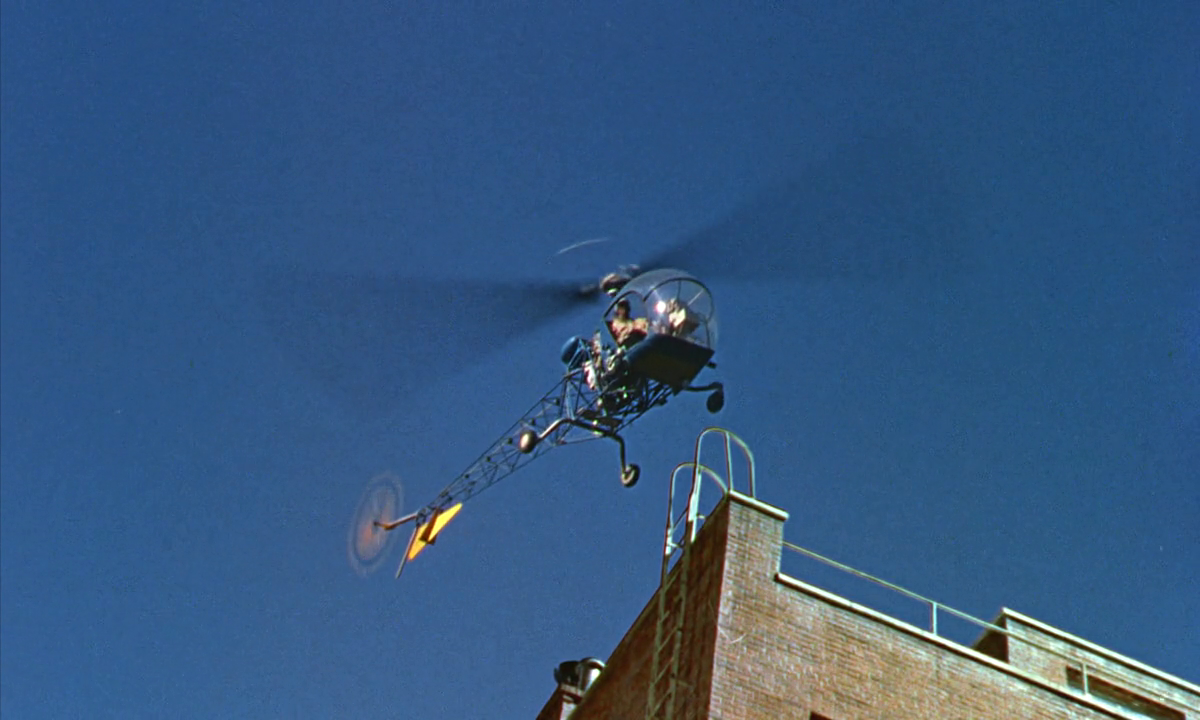 Illustration 15 : Rear Window (Alfred Hitchcock, 1954). Plus encore que la beauté de Grace Kelly, l’hélicoptère incrusté est un artifice qui fait dérailler le système parfait de l’œuvre.
