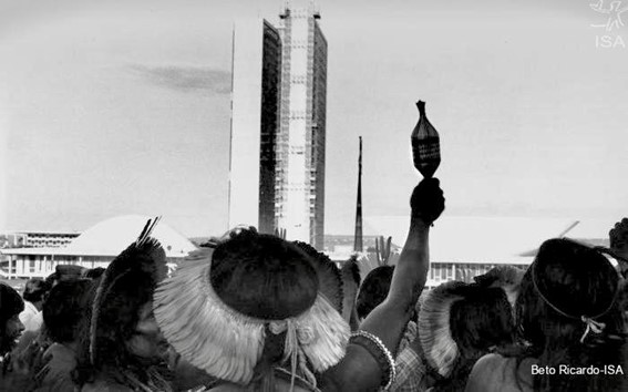 Povos indígenas comemoram, na frente do Congresso Nacional, a aprovação do capítulo sobre seus direitos na Constituição de 1988. Foto: Beto Ricardo, Acervo do ISA (Instituto Socioambiental).