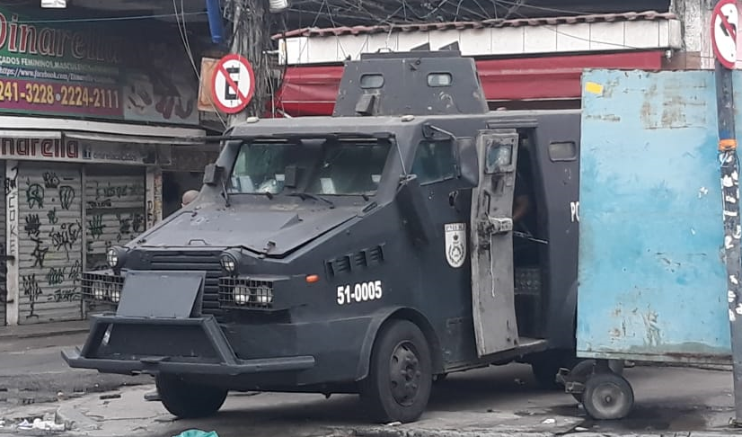 « Caveirão » de la police à Jacarezinho. À noter le type d’arme cachée et pointée vers l’extérieur. Image: tous droits réservés