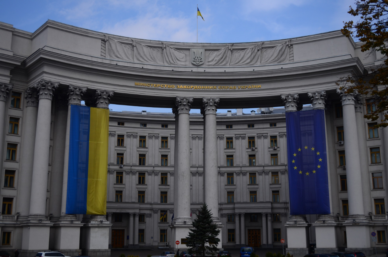 Le drapeau de l’Union européenne flotte sur un ministère ukrainien. Photo : Gérard Wormser