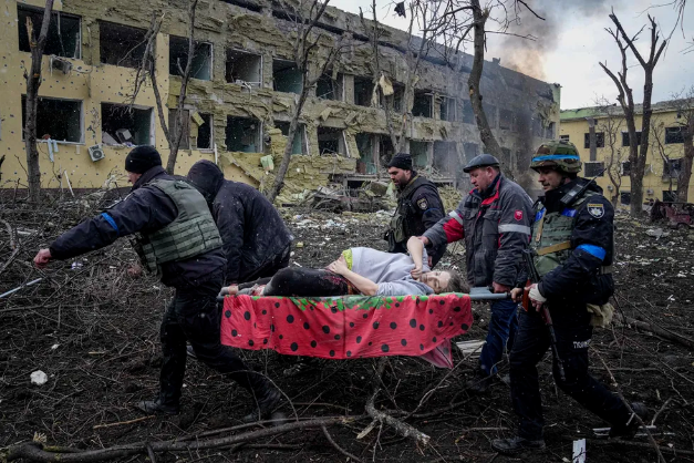 Avant d’être exfiltré de Marioupol le 11 mars, Evgeniy Maloletka avait documenté le bombardement de la maternité de la ville. Ses photos ont été vues dans le monde entier. Il avait participé des années plus tôt à des campagnes de financement pour les hôpitaux de Kiev.