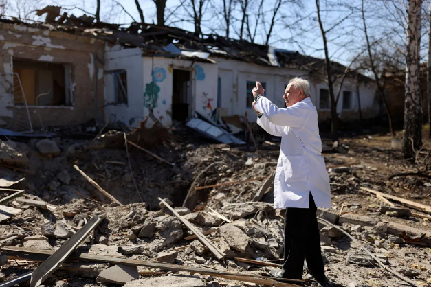 Le Dr Anatoly Pavlov photographie les ruines de l’hôpital psychiatrique bombardé à Mykolaiev. Nacho Doce est un photographe espagnol de renommée mondiale qui travaille pour Reuters.