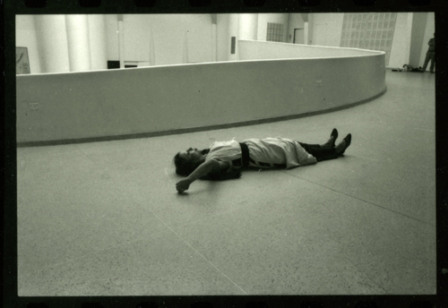 ORLAN, MesuRAGE, performance au Musée Guggenheim, New-York, photographie, 1983.