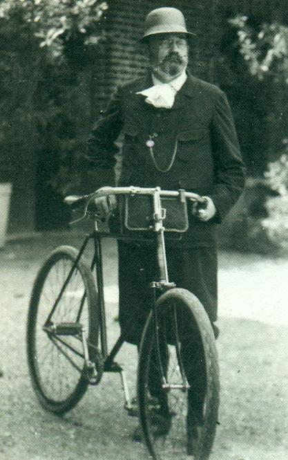 Émile Zola partant à bicyclette, près de Médan (vers 1896) (Émile-Zola et Massin 1979) © Tous droits réservés.  Tout un horizon affectif se cache derrière ce simple alliage métallique.