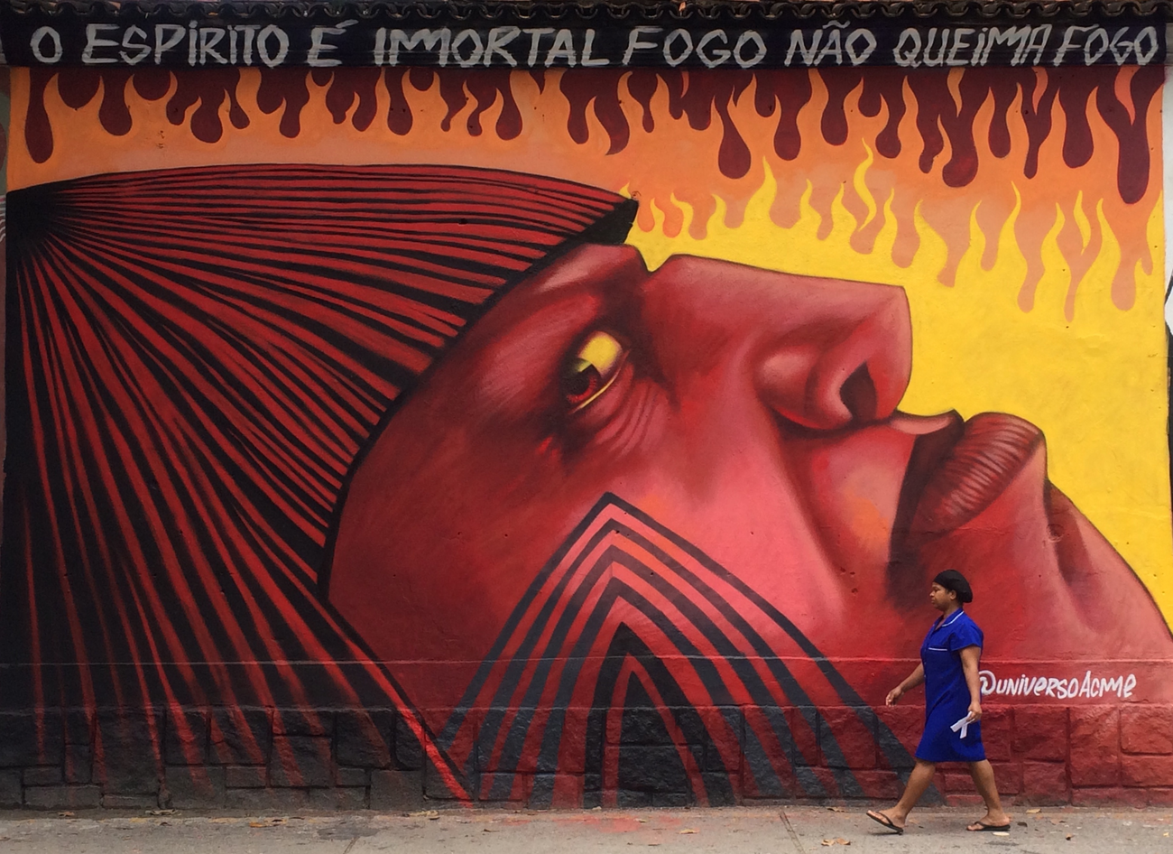 “L’esprit est immortel, le feu ne brûle pas le feu”. Crédits : Antonio Pele (localisation du graffiti : rue Jardim Botânico, Rio de Janeiro)