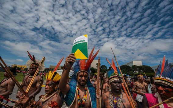 Povos indígenas reivindicam o cumprimento de seus direitos assegurados na Constituição de 1988, durante a mobilização nacional no Acampamento Terra Livre, em 2017. Foto: Fábio Nascimento.