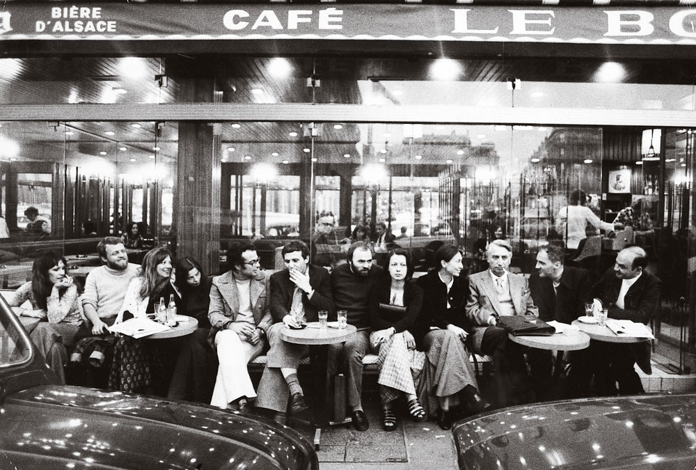 « Image folle, frottée de réel. » (La Chambre Claire, 2003) – Groupe Tel Quel au café Bonaparte, Saint-Germain-des-Prés, Paris 1974 (Barthes, 3ème à partir de la droite aux côtés de J. Kristeva. Sollers, 6ème à partir de la gauche).