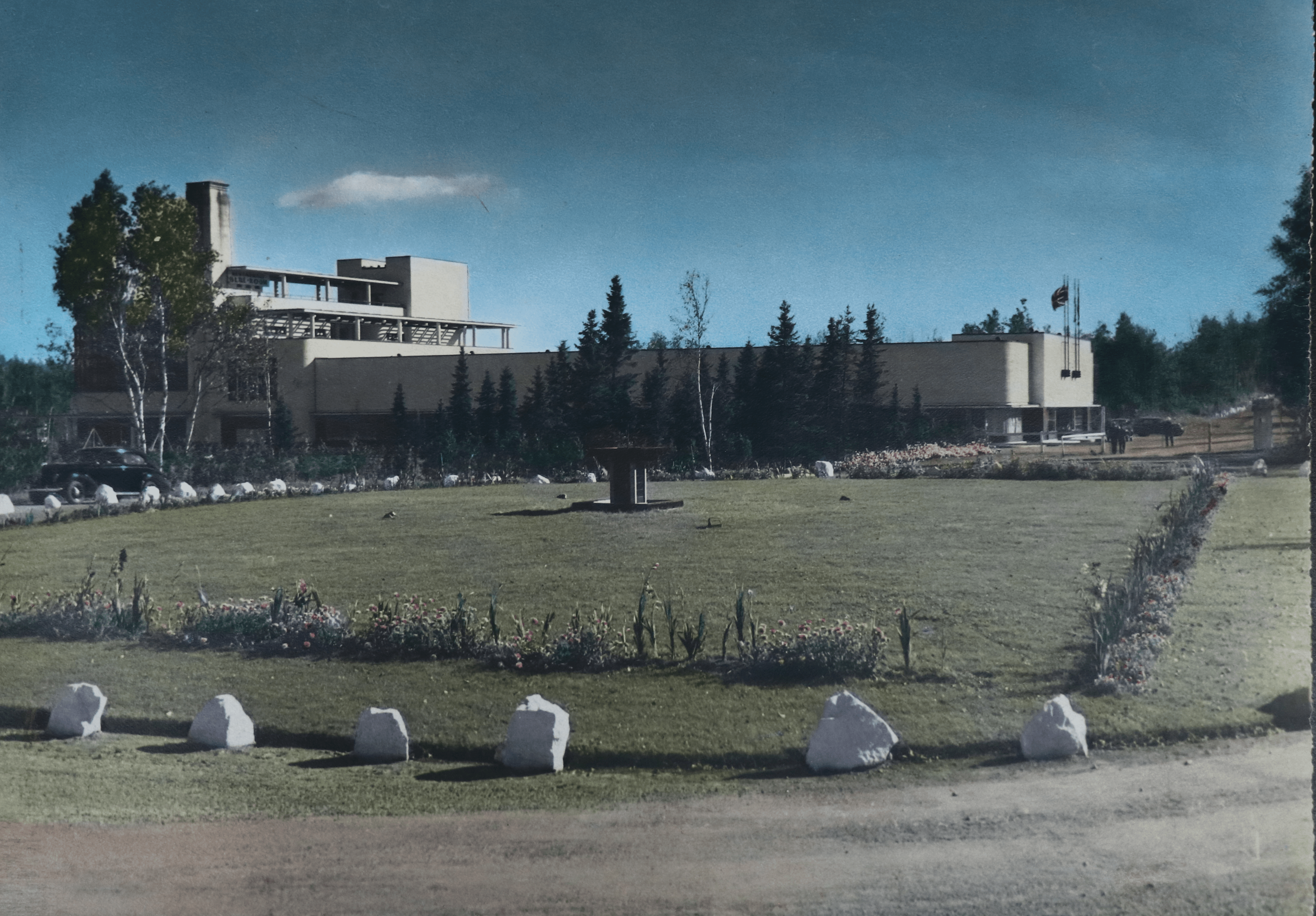 Community center, photo noir et blanc colorisée, de Joseph et Édouard Comellas, 1938 (archives de la Société d’Histoire de Sainte-Marguerite-du-Lac-Masson et D’Estérel)