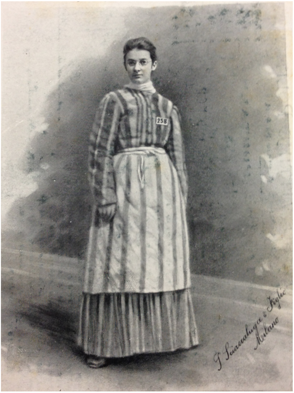 Carte postale avec le portrait de Maria Rygier en tenue de prisonnière, mise en vente par la Federazione Socialista Milanese à l’occasion du 1er mai 1908 (Collection privée).