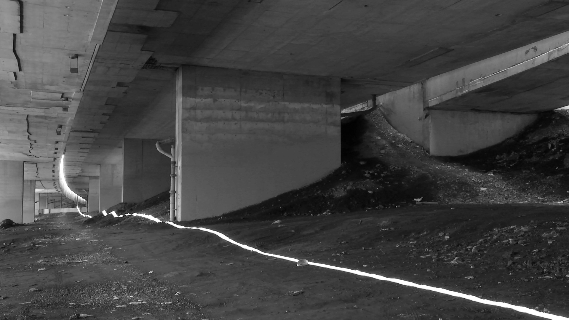 Les dessous d’une bretelle de l’autoroute 720, à la limite nord de la Petite-Bourgogne, 2016.