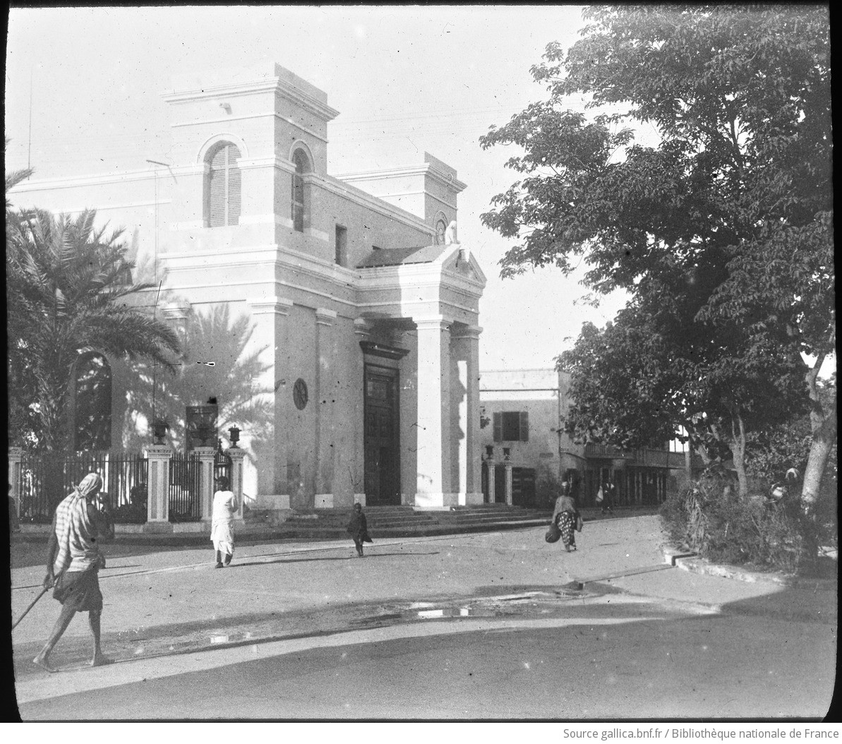 Figure 4 : Plaque de verre positive du Sénégal. Radiguet et Massiot, « Afrique occidentale française : Cathédrale à St Louis », 1903, contretype d’une photographie d’Eugène Gallois, prise entre décembre 1902 et avril 1903, photographie positive sur verre, 10 × 8,5 cm. Source : BnF, CPL, SG XED-331 (bnf.gallica.fr).