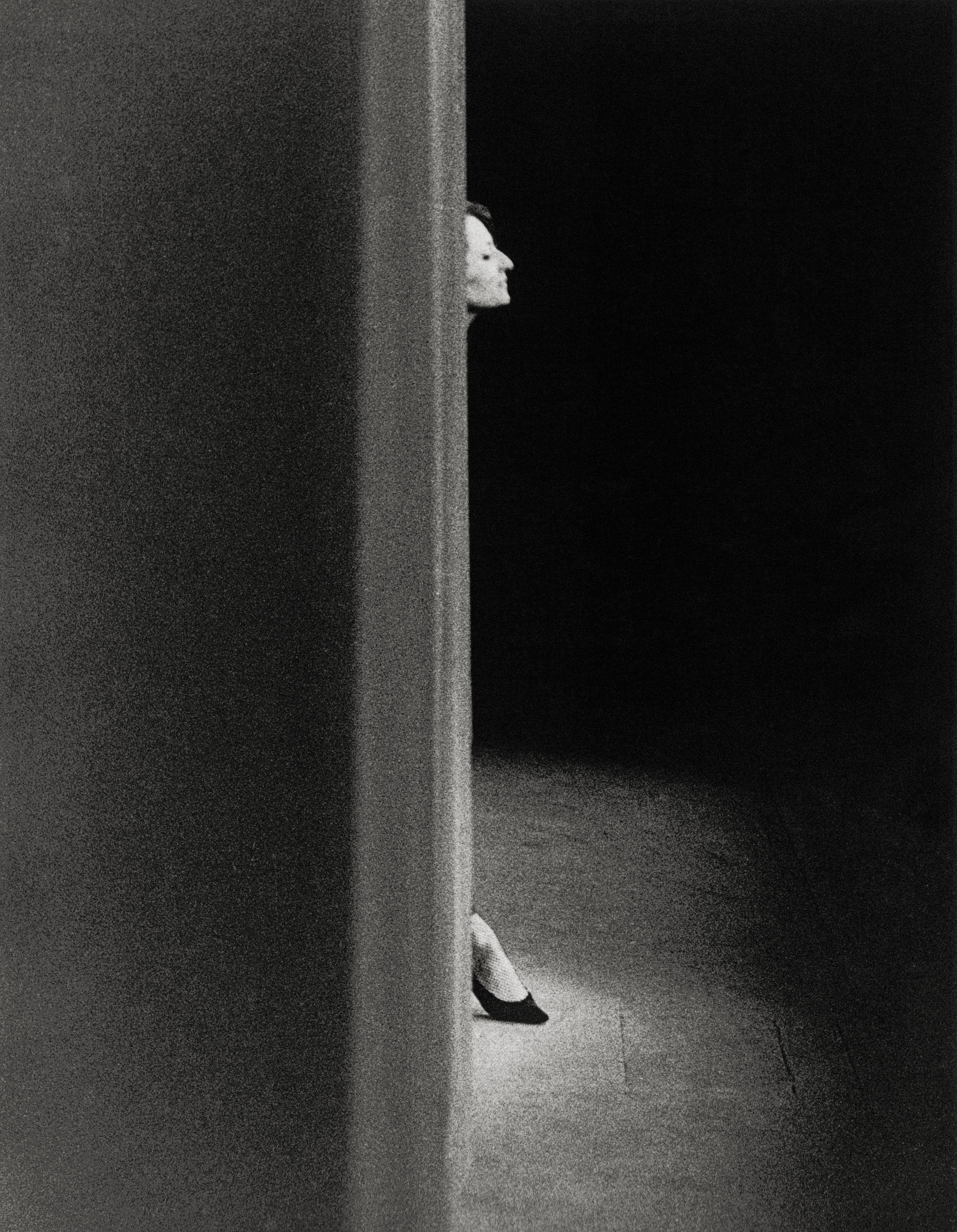 Barbara derrière un rideau de scène – Photo Marcel Imsand. Crédits : service de presse de la BnF (2026)